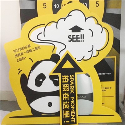 تابلو تبلیغاتی حکاکی شده پی وی سی در فضای باز